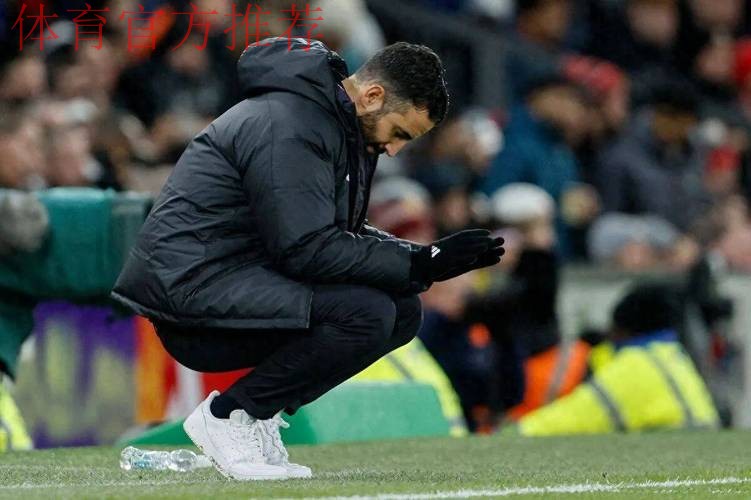 曼联4-4无缘前5！阿莫林改打四后卫却狂丢球，卡塞米罗染黄对维拉停赛